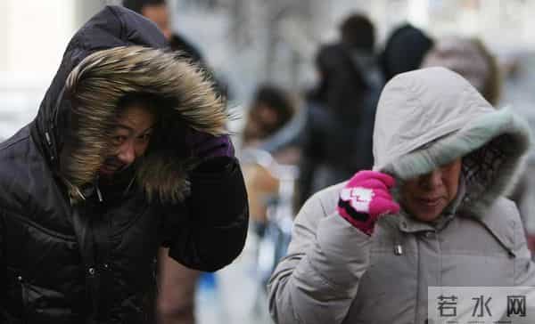 “白天冬至，单衣过冬；晚上冬至，冻死老牛”，今年冬至在几点