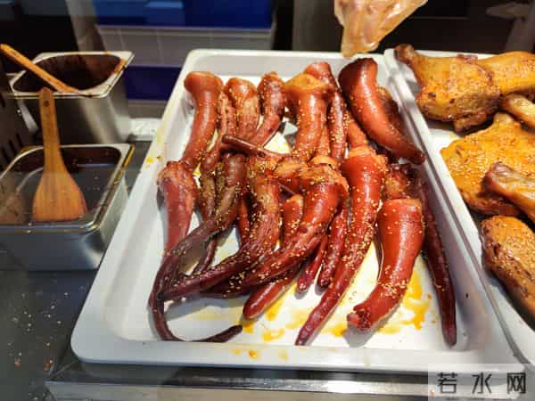 终于有熟食店老板肯说实话：猪肉便宜熟食不降价，因为这4个原因