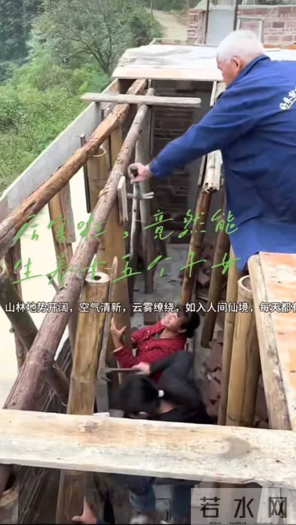 广西梁二哥娶小30岁妻育15孩,80岁还亲自建几百平新房,全家上阵