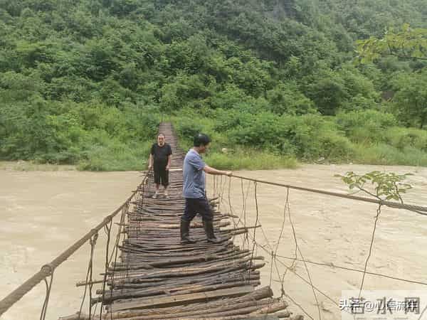 没人逼你做村干部，你当村干部是自愿的。不要说苦累，老了待遇差