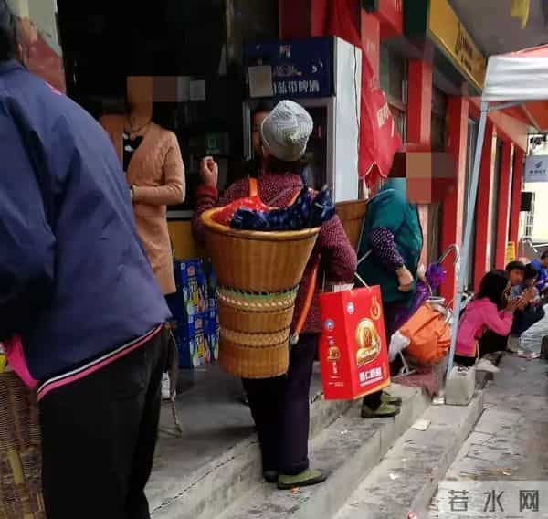 重庆酉阳县与贵州沿河县有条共管街，疑惑的是重庆村民到贵州赶集