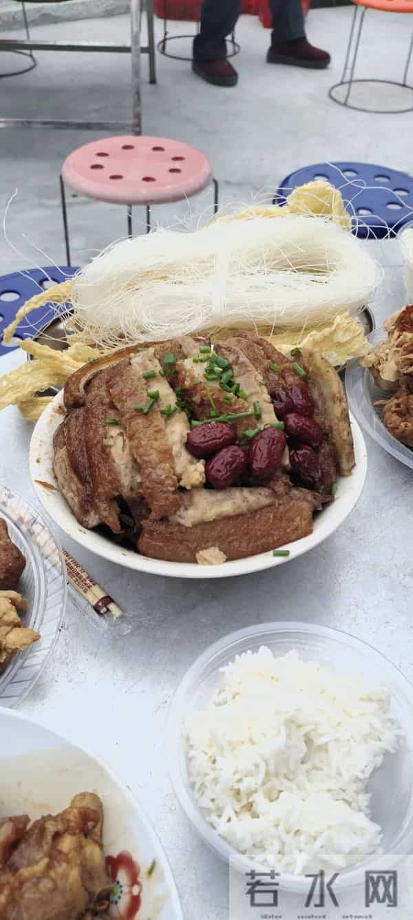 在广西河池罗城喝新居酒席，不是来吃饭的，是来夹肉肉的，看看都有什么菜谱？