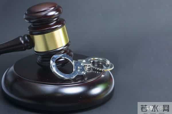 老太多次挖烂未干水泥路：警察走了又挖，子女受影响，缘由太恶心