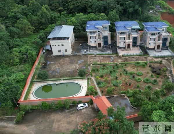 宅基地早就分好了，3个弟弟的房子已经拔地而起，可为何紧挨着父母的大哥迟迟没动工呢？