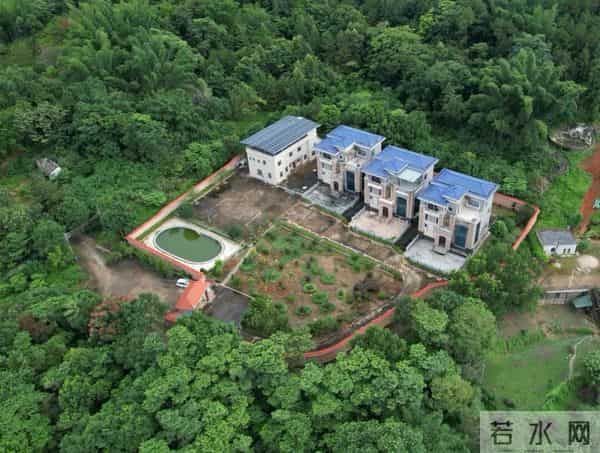 宅基地早就分好了，3个弟弟的房子已经拔地而起，可为何紧挨着父母的大哥迟迟没动工呢？