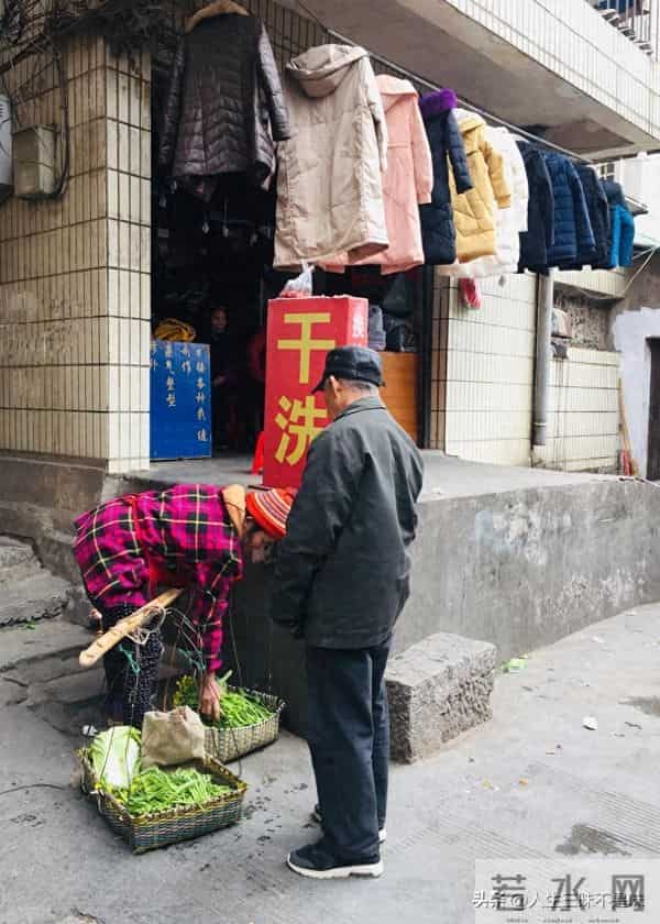 农村很多有儿有女的老人，过得比五保户还难！