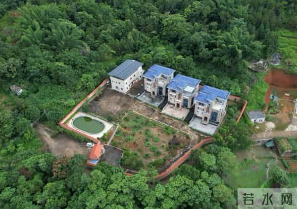 宅基地早就分好了，3个弟弟的房子已经拔地而起，可为何紧挨着父母的大哥迟迟没动工呢？