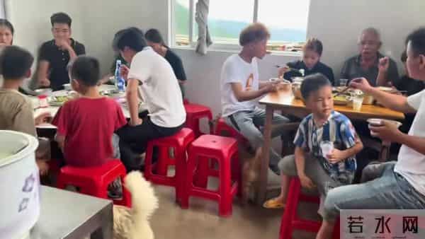 广西梁二哥娶小30岁妻育15孩,80岁还亲自建几百平新房,全家上阵