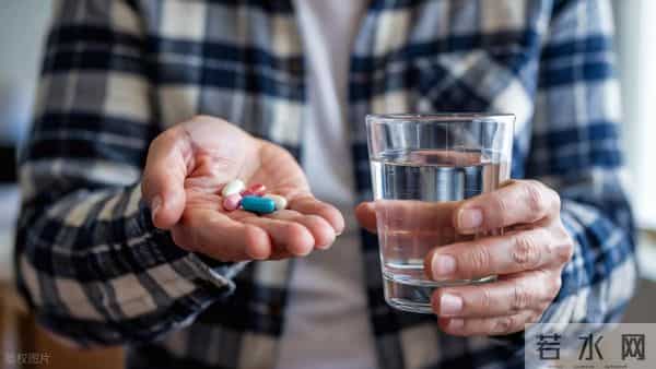 “白天冬至，单衣过冬；晚上冬至，冻死老牛”，今年冬至在几点