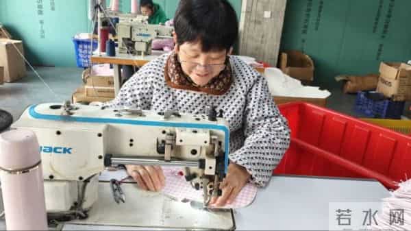 新县吴陈河镇：“家门口”的箱包厂 “织”出就业致富路