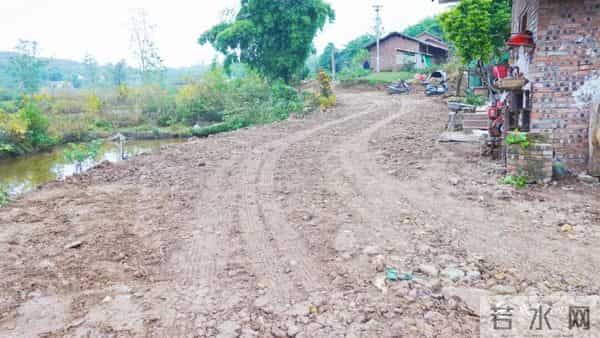 一边挣钱，一边修自家路！威远这60多位村民的“美差”让人羡慕！