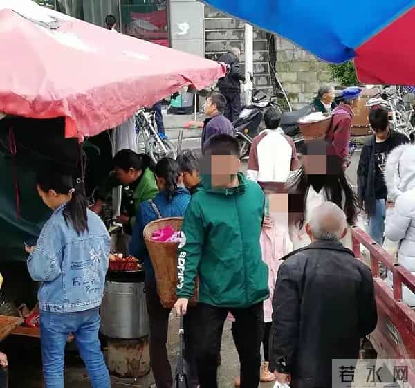 重庆酉阳县与贵州沿河县有条共管街，疑惑的是重庆村民到贵州赶集