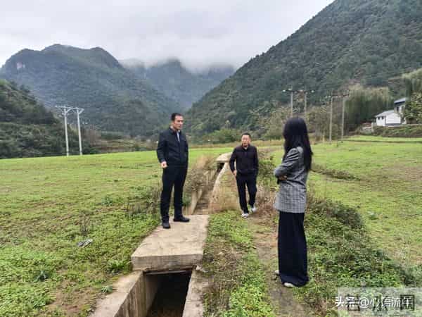 没人逼你做村干部，你当村干部是自愿的。不要说苦累，老了待遇差