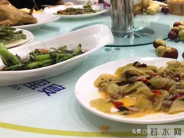 发现没？现在的人们，冬天囤白菜的人们日益减少了，原因很现实