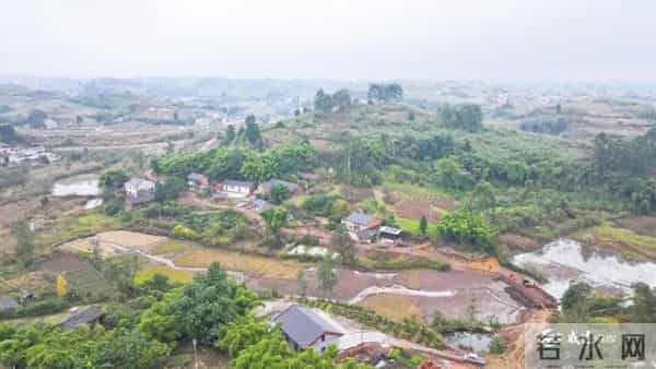 一边挣钱，一边修自家路！威远这60多位村民的“美差”让人羡慕！