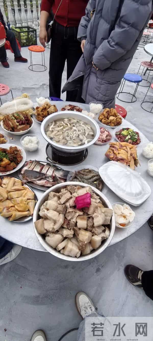 在广西河池罗城喝新居酒席，不是来吃饭的，是来夹肉肉的，看看都有什么菜谱？