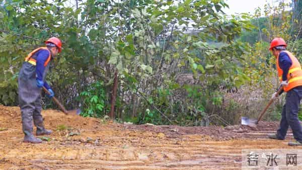 一边挣钱，一边修自家路！威远这60多位村民的“美差”让人羡慕！