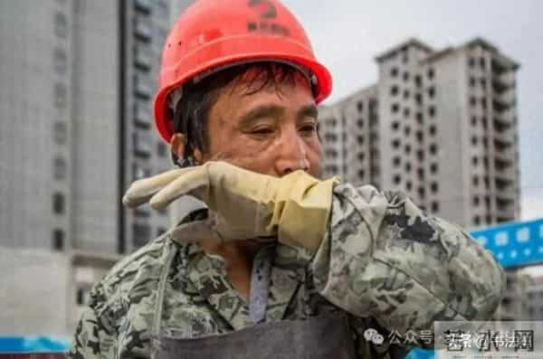 农民工扛50袋水泥上8楼，业主说忘带钱，苦等2小时后民工红了眼眶