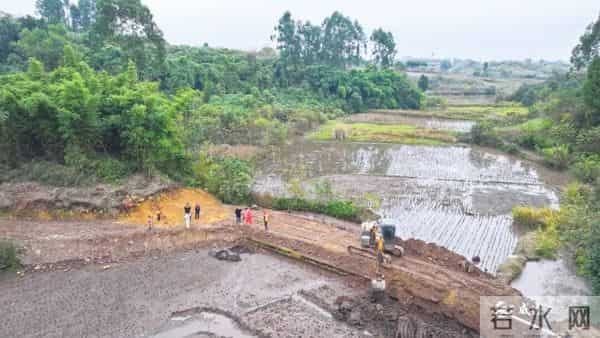 一边挣钱，一边修自家路！威远这60多位村民的“美差”让人羡慕！