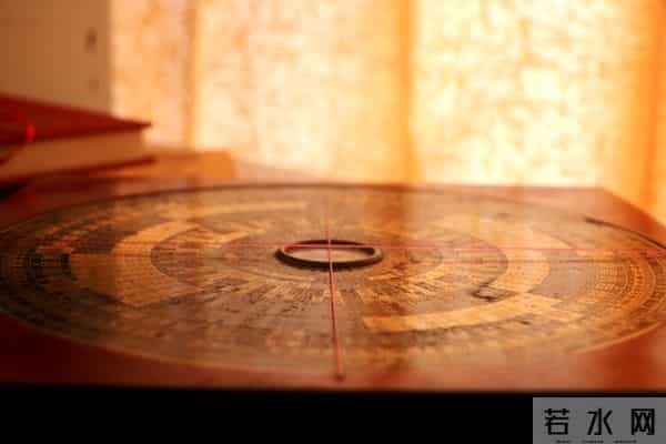 明年是马年，老人说“单春赤马劫，3人要穿红”，这3人是什么人？