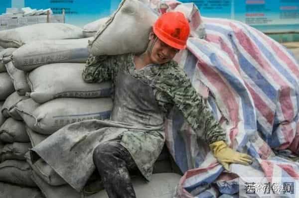 农民工扛50袋水泥上8楼，业主说忘带钱，苦等2小时后民工红了眼眶