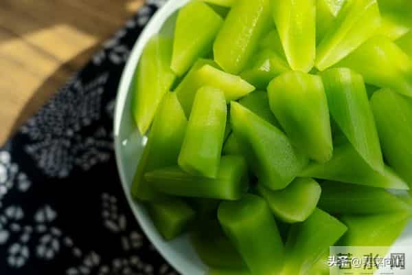 莴笋移栽后追肥有讲究！找准时间、用对肥，35天收获脆嫩大莴笋