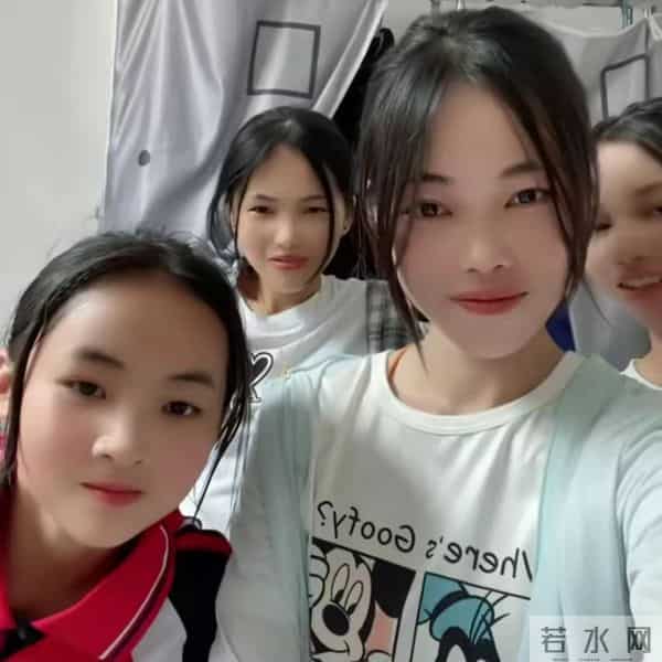 广西梁二哥娶小30岁妻育15孩,80岁还亲自建几百平新房,全家上阵