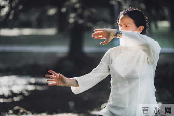 “白天冬至，单衣过冬；晚上冬至，冻死老牛”，今年冬至在几点