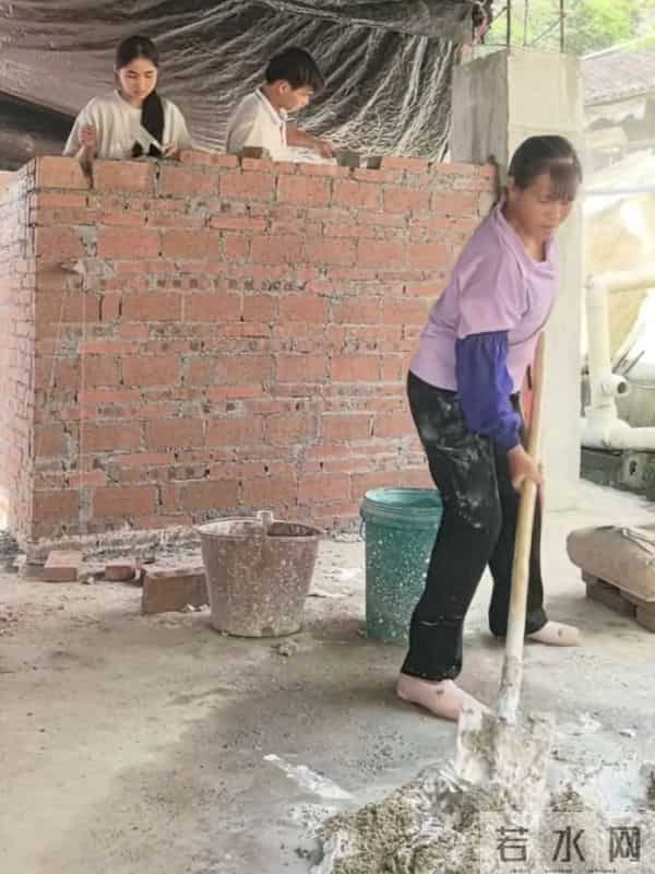 广西梁二哥娶小30岁妻育15孩,80岁还亲自建几百平新房,全家上阵