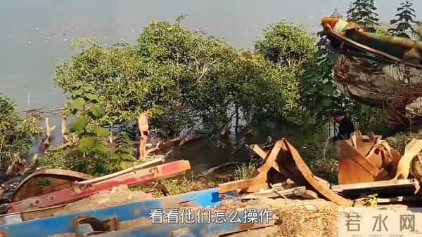 白鹤滩蓄水后金沙江边水柴成堆，村民巧手捞取变废为宝