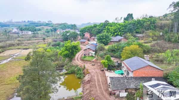 一边挣钱，一边修自家路！威远这60多位村民的“美差”让人羡慕！