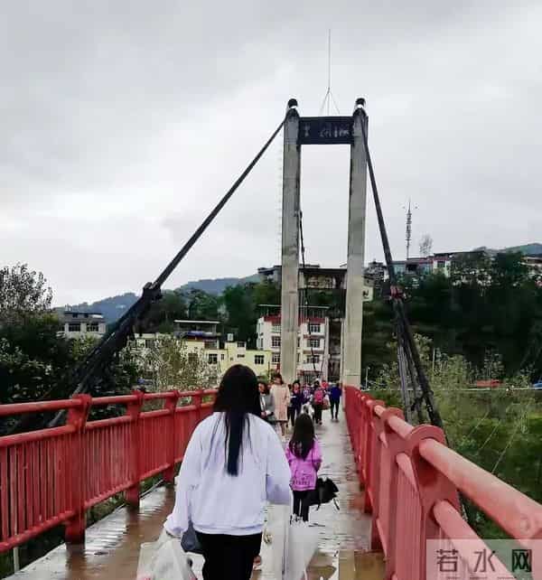 重庆酉阳县与贵州沿河县有条共管街，疑惑的是重庆村民到贵州赶集