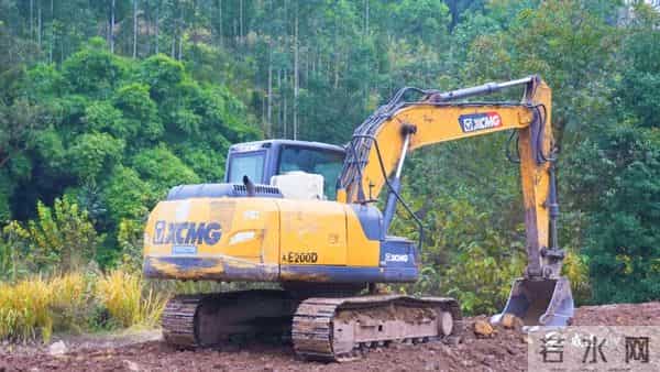 一边挣钱，一边修自家路！威远这60多位村民的“美差”让人羡慕！