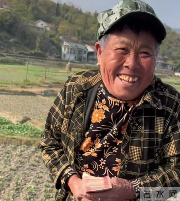 皮衣哥助农累病，他不再去巴帮人！小刘点秋香，牵线苏美娜和小连