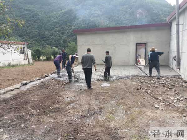 没人逼你做村干部，你当村干部是自愿的。不要说苦累，老了待遇差