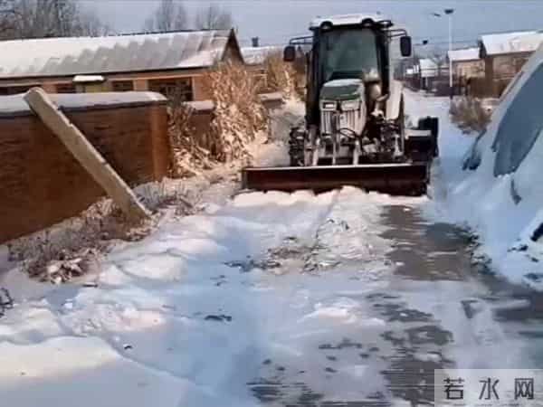 村书记的铲车，雪天清理道路，铲雪车显神威！