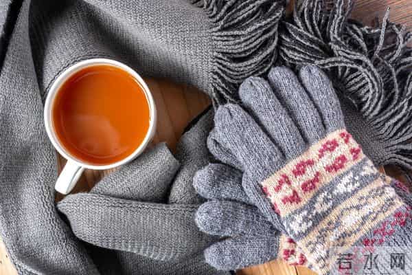 “白天冬至，单衣过冬；晚上冬至，冻死老牛”，今年冬至在几点