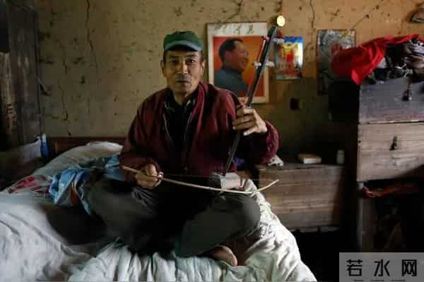 农村光棍太难了,很多村子都有光棍,开10万的车都找不到老婆