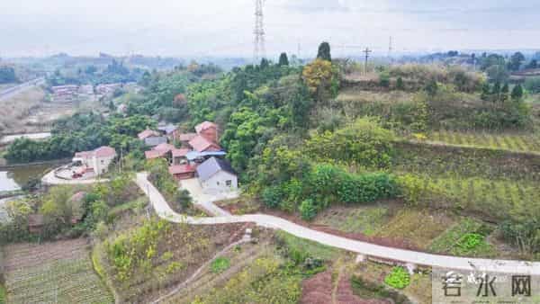 一边挣钱，一边修自家路！威远这60多位村民的“美差”让人羡慕！