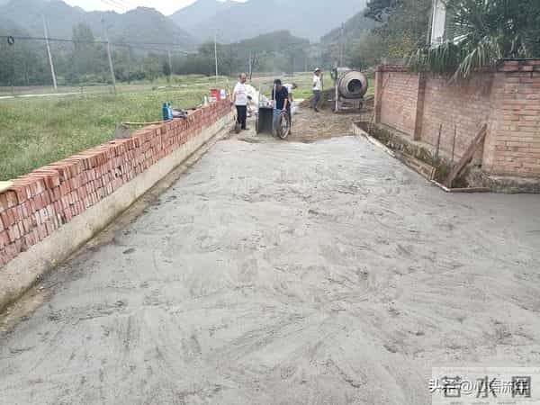 没人逼你做村干部，你当村干部是自愿的。不要说苦累，老了待遇差