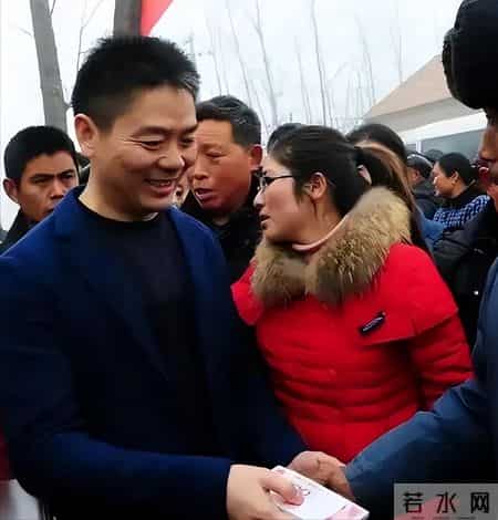 刘强东光送年货没发钱，60岁村民被问是否失望，老人家回答太戳心