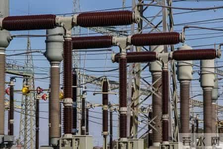 马斯克预言成真！全球争抢的不是芯片，而是中国20万一台的变压器