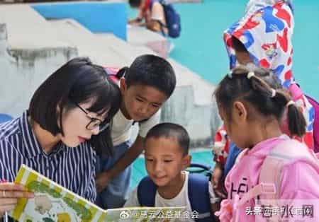 马云最新露面谈AI：有了AI，我们的教育，不再是让孩子去和AI比拼计算和记忆，而是让孩子保持好奇