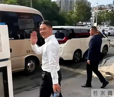 刘强东光送年货没发钱，60岁村民被问是否失望，老人家回答太戳心