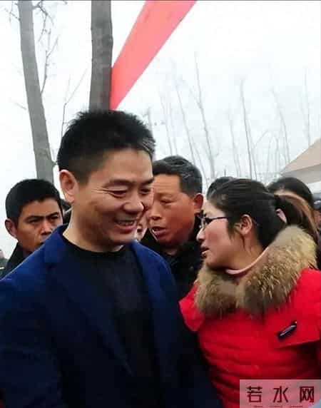 刘强东这次送年货没发钱，71岁大爷被问是否失望，老人回答太戳心