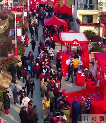 刘强东这次送年货没发钱，71岁大爷被问是否失望，老人回答太戳心