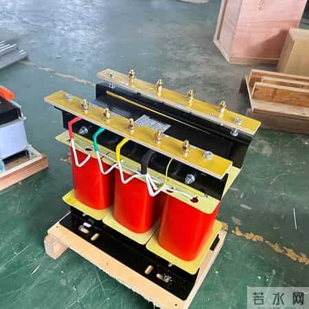 马斯克预言成真！全球争抢的不是芯片，而是中国20万一台的变压器