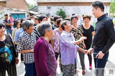 刘强东光送年货没发钱，60岁村民被问是否失望，老人家回答太戳心