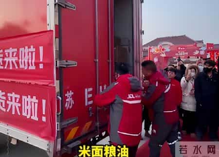 刘强东光送年货没发钱，60岁村民被问是否失望，老人家回答太戳心