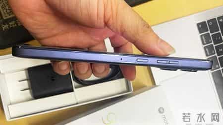 另类MOTO千元机，搭载入门款天玑处理器，支持六开应用畅快玩